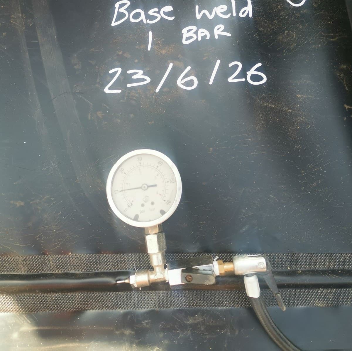 Base weld pressure test at 1 bar, dated on the membrane