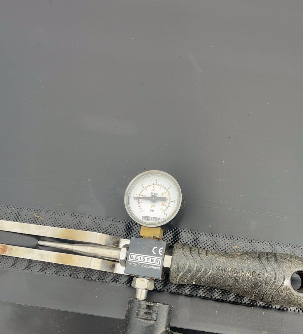 Pressure gauge on a double-track weld